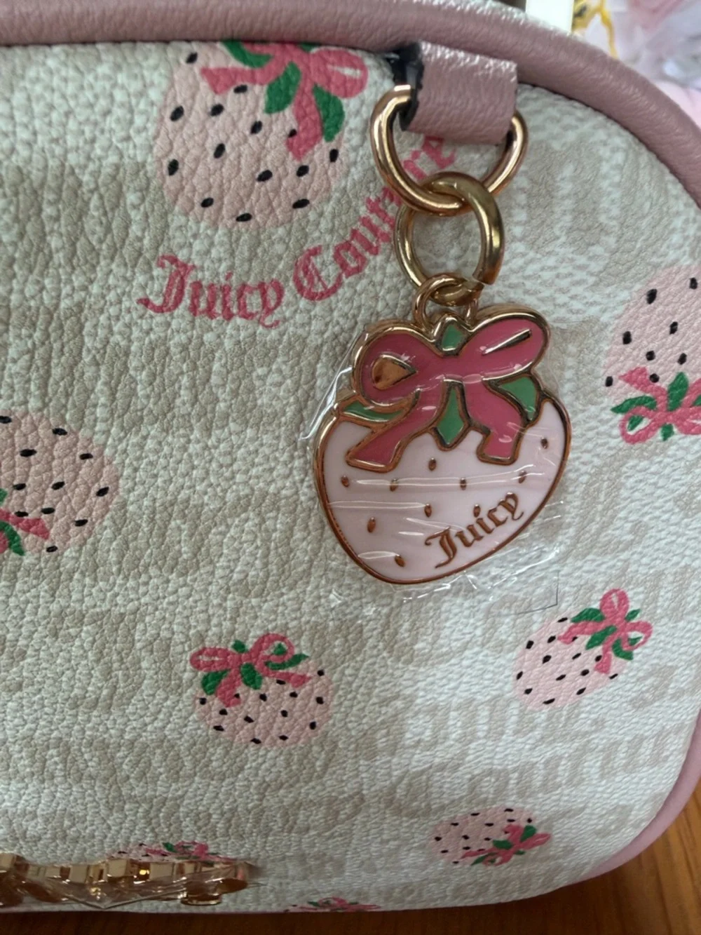 NWT Juicy Couture Berry Sweet Camera Bag Crossbody White Crystal Strawberry - Picture 6 of 8